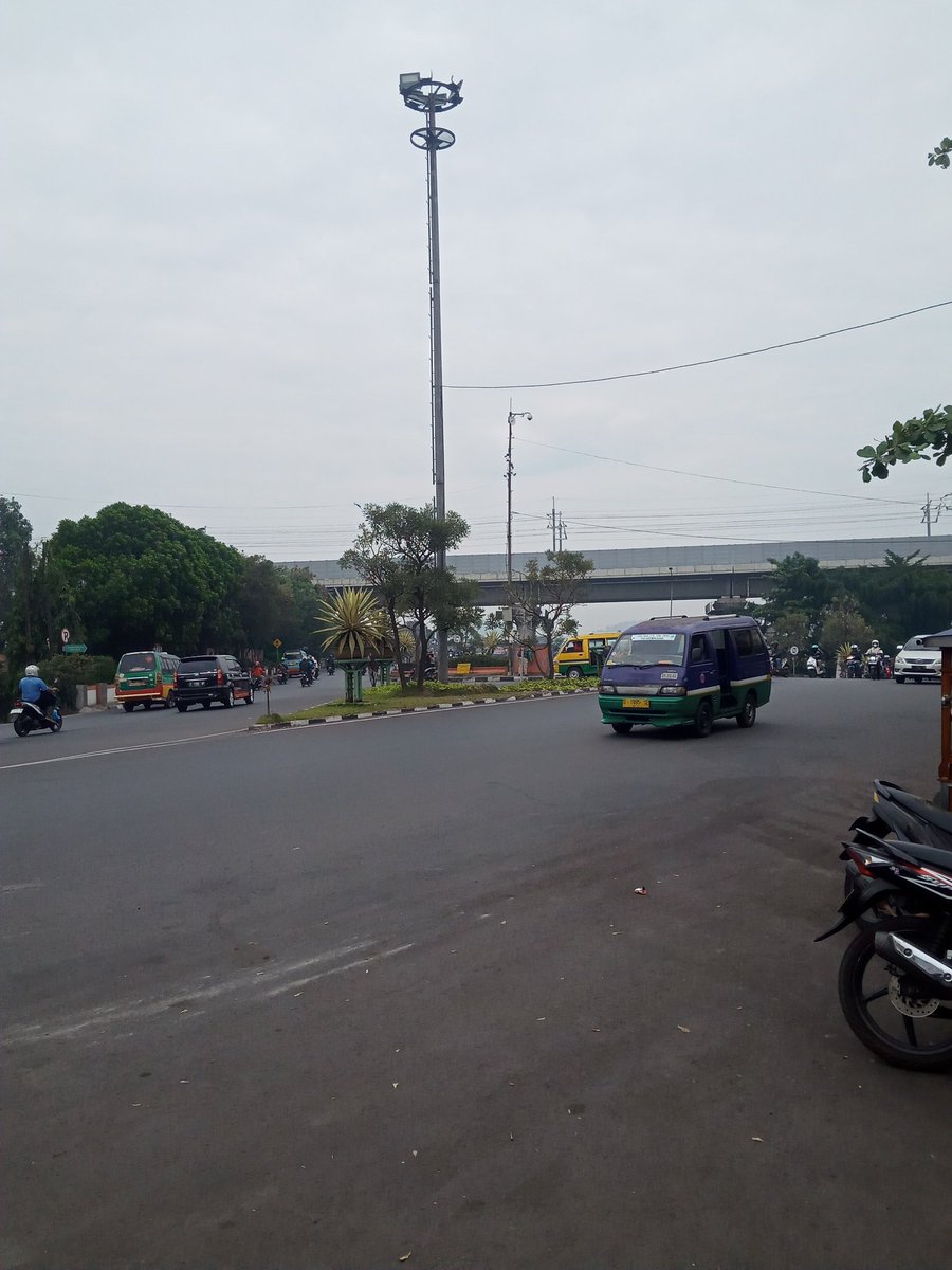 infosekoci's tweet photo. Bunderan Leuwigajah... lancar jaya https://t.co/bcSXeZuFsw