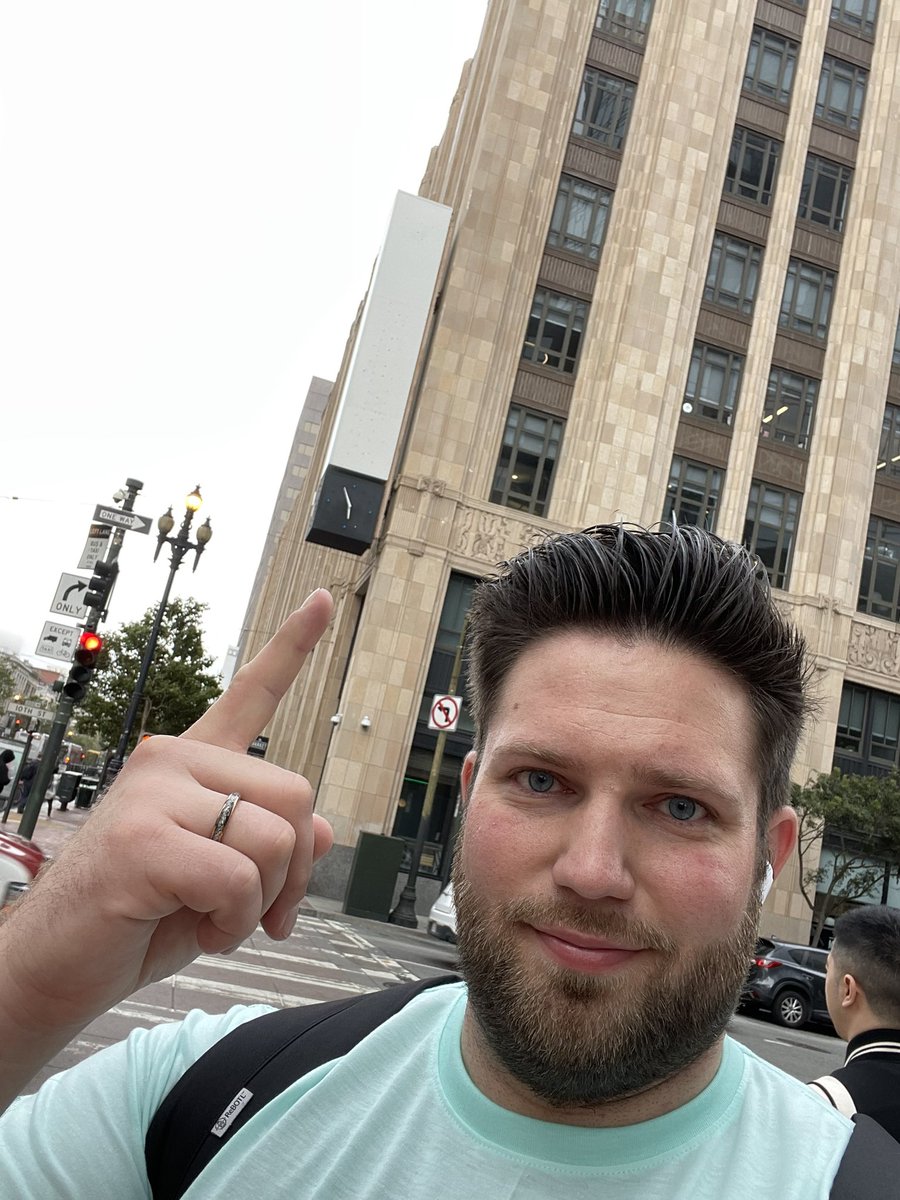 Nothing much to see here, just a non-descript building. I wonder whats in there… 
A sign on the roof could be helpful. 😂