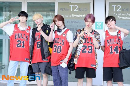 TXTUNOFFlClAL's tweet photo. TXT otw to Chicago to headline for Lollapalooza 💓 https://t.co/dyyWXbvSZF