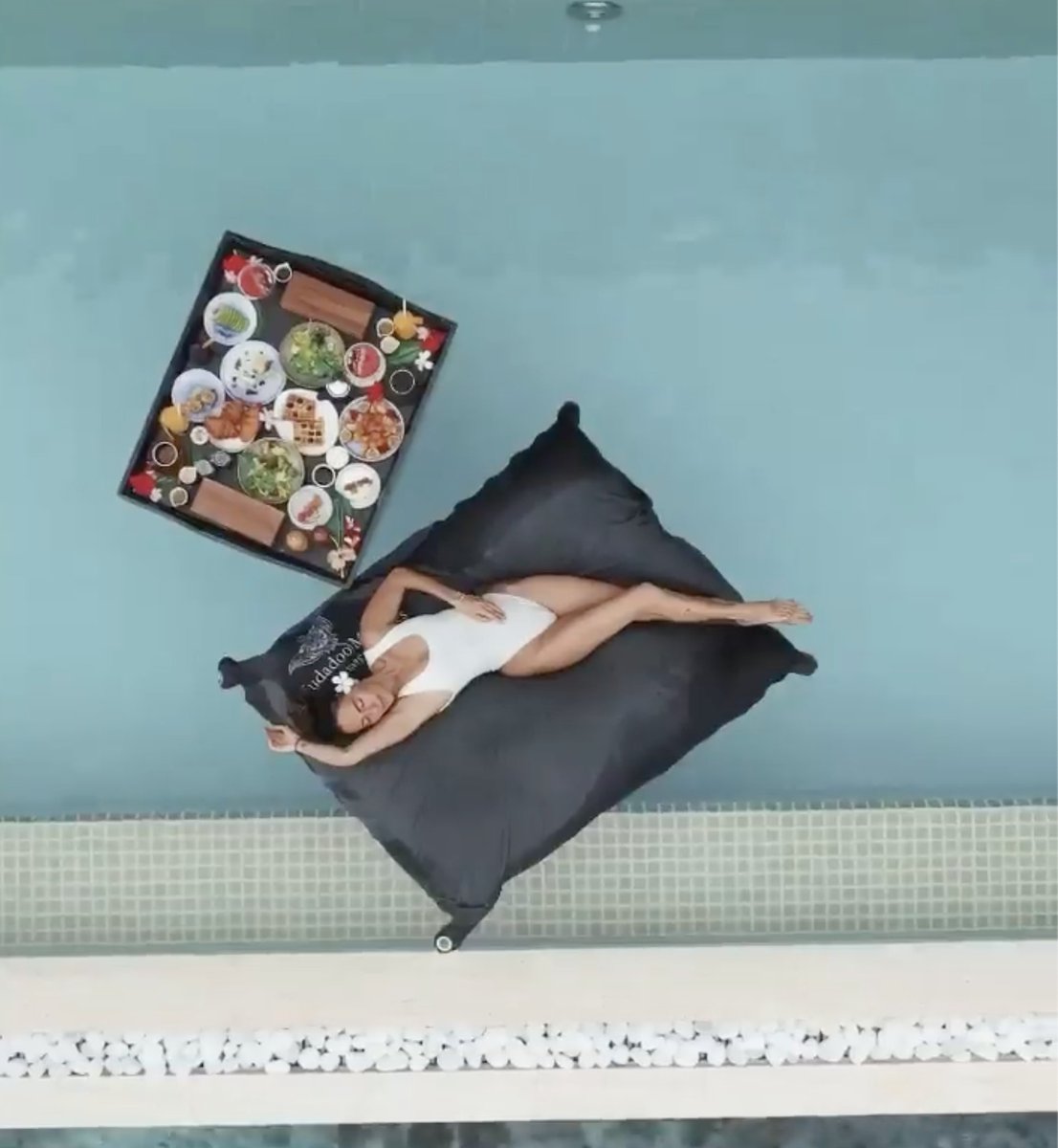 beanbagsrus's tweet image. You’ll find our bean bags in the world’s leading resorts, and used by the world’s biggest brands. Now, you can have them in your home too! #poolfloats #beanbags #maldives #kudadoo bit.ly/portsea-premium Photo: @KudadooMaldives