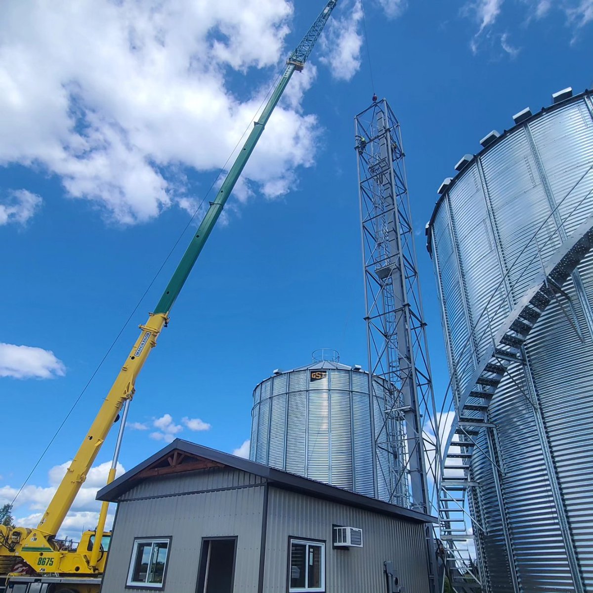 tenwattandrew's tweet photo. #craneday. Another @GSI_Grain elevator stacked. Downspouts next week.
@HorstSystems https://t.co/O1sflY8dBX