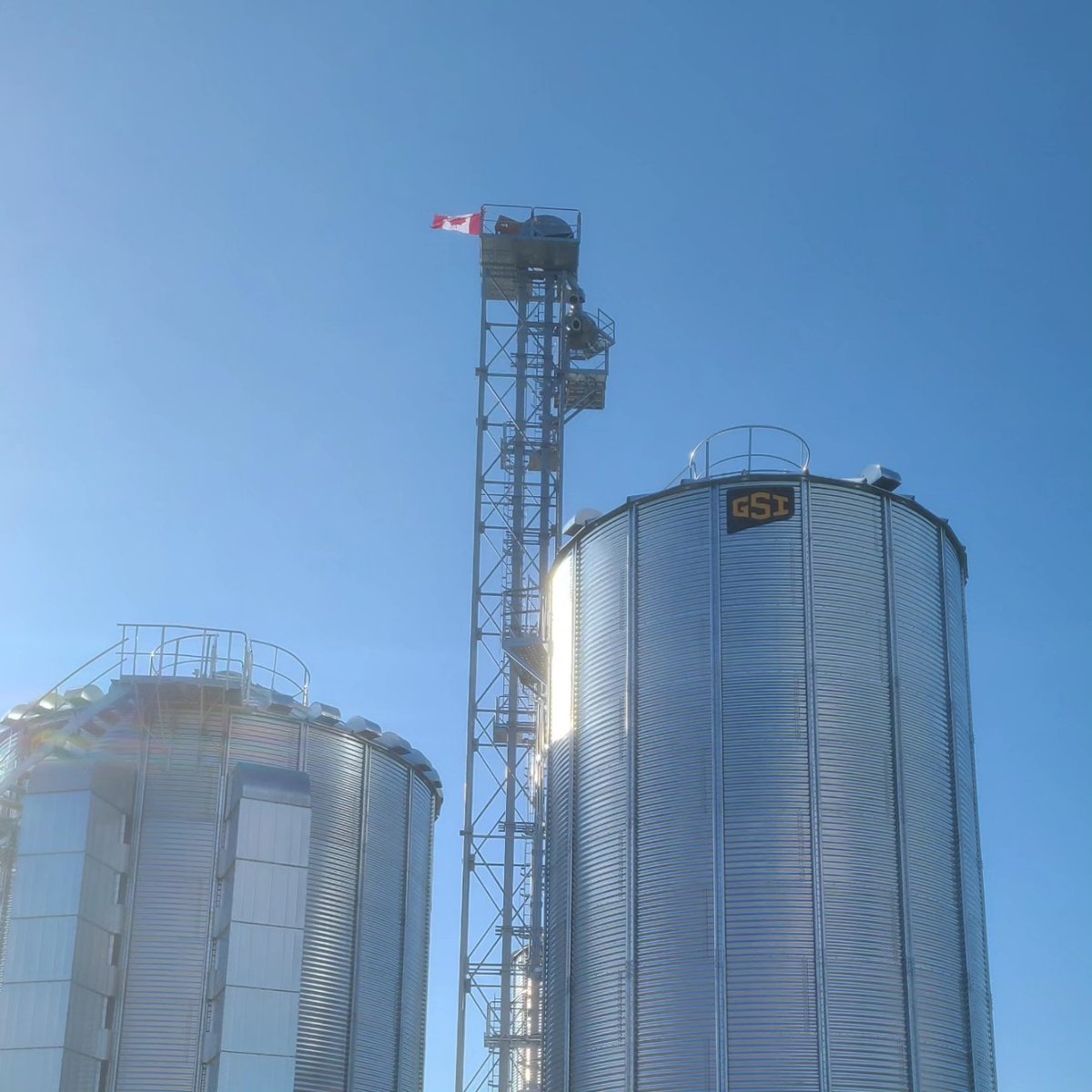 tenwattandrew's tweet photo. #craneday. Another @GSI_Grain elevator stacked. Downspouts next week.
@HorstSystems https://t.co/O1sflY8dBX