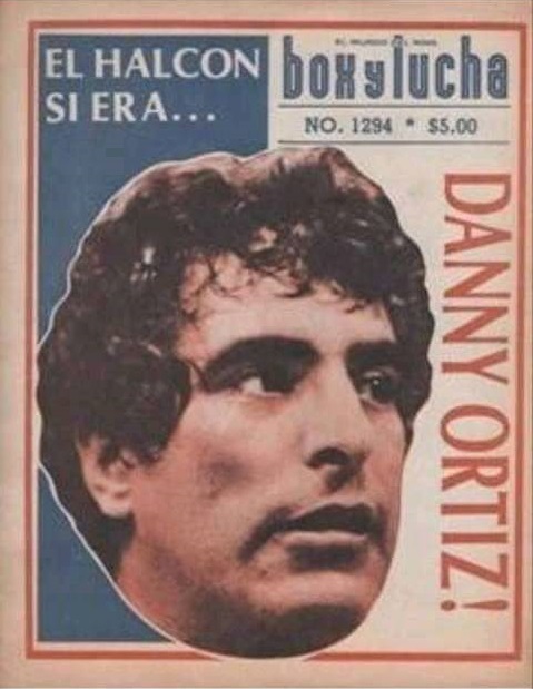 _LosColiseinos's tweet photo. La gente se arremolinó para conocer no solo el rostro del Halcón sino para saber quién entre Pérez y Valero dijo la verdad. En efecto, “Danny Ortiz” era El Halcón. Los partidarios de Pérez alardearon sobre el resultado y los de Valero, tildaron de vendido a Melchor. https://t.co/HVmLr5A1dD