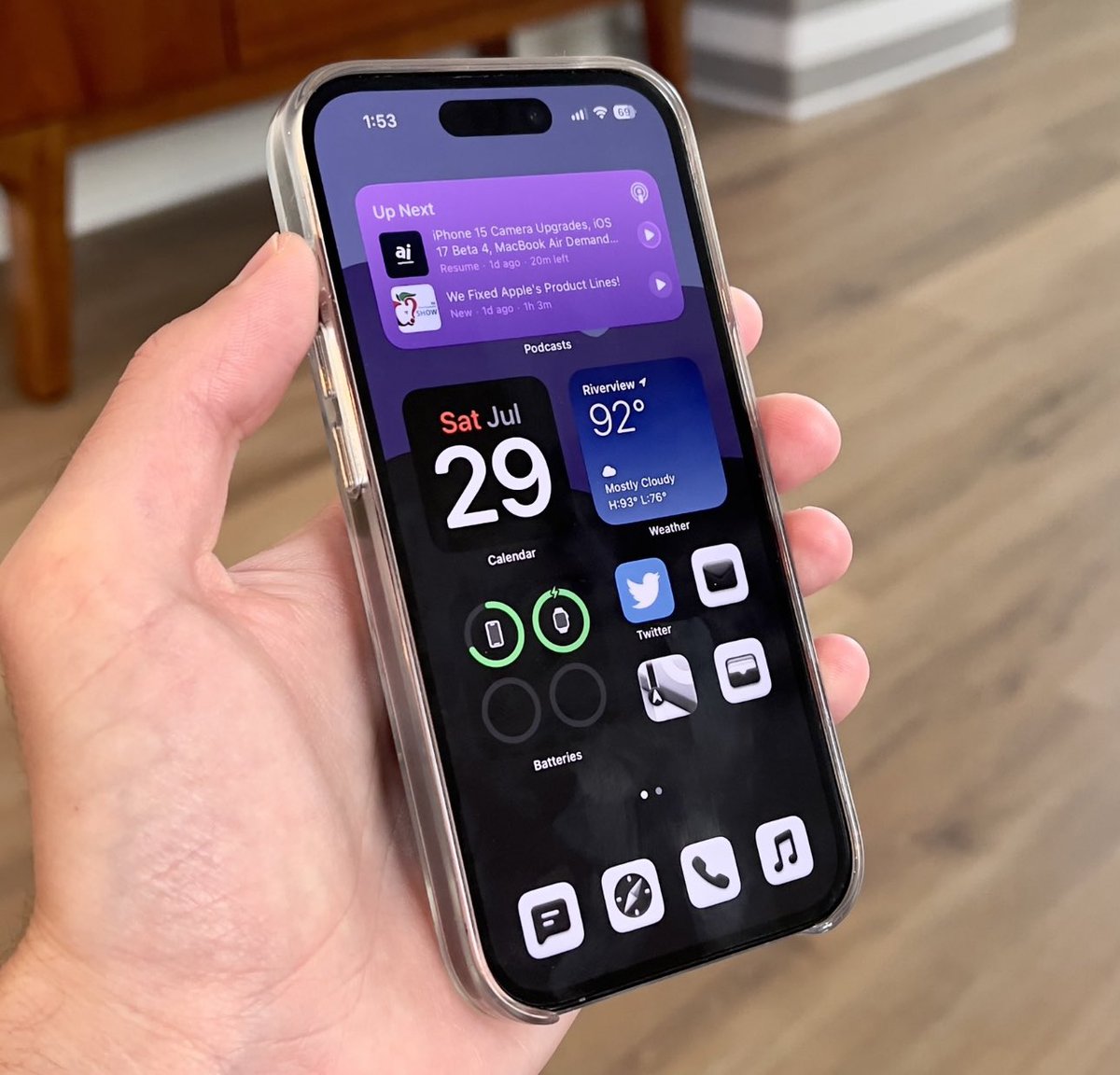FooCommunity's tweet photo. People are selling iPhones with old Twitter logo for as much as $7,000 on eBay. https://t.co/ADGk5Lbm7X