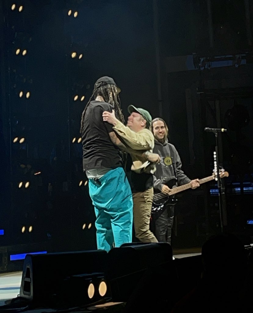 kissofviolence's tweet photo. officially did not survive travie mccoy singing cupids chokehold live with patrick and this moment what the fuck https://t.co/549QyDL1Mh