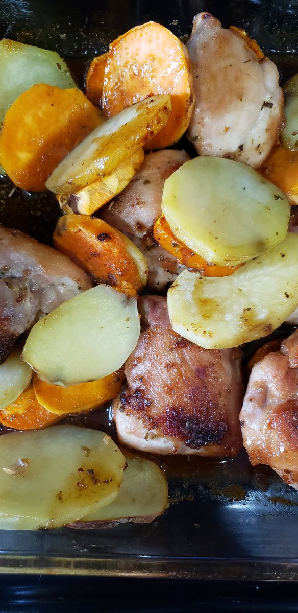 UrsulaSaqui's tweet photo. @ararthurwriter @SerenSiwenna Impressive!

I did honey garlic chicken thighs with potatoes. https://t.co/7ecGLXXjCi