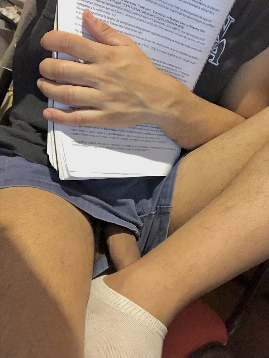 EternalStudentt's tweet photo. Épocas de exámenes 🌚 https://t.co/gPBUp1VDPo