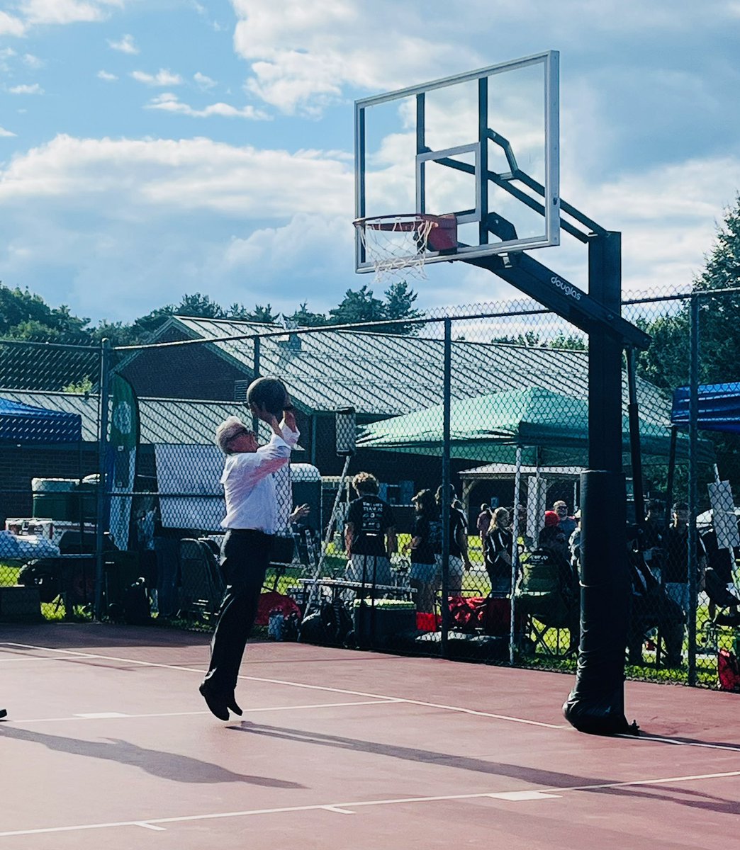 JamesTedisco's tweet photo. 🏀👮‍♀️ Great weather for Clifton Park's Annual National Night Out to support our law enforcement, firefighters &amp; emergency first responders and encourage positive interactions between them &amp; young people. I even got to shoot a few hoops! @SheriffZurlo @RodgerWyland @CPPhilBarrett https://t.co/FvgdPIoHEs