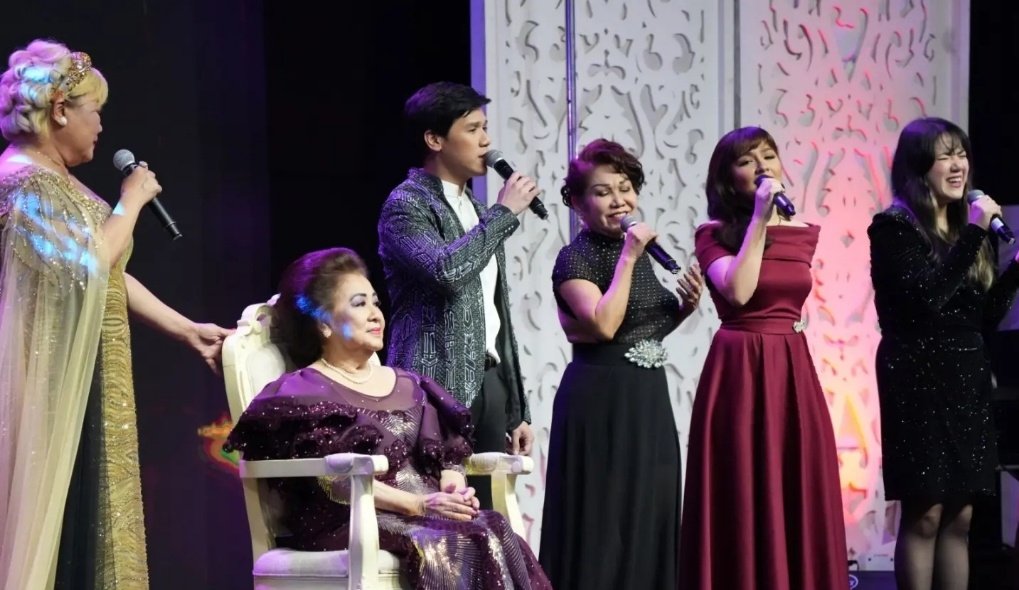 geraldinef888's tweet photo. July 31, 2023 | I feel incredibly honored to have performed alongside legendary artists at the 'Applause' tribute event, which celebrated the founder of the Aliw Awards Foundation, Tita Alice Reyes 👏❤️🙏 (in photo: with Tita Dulce, Gerald Santos and Ate Tosca Puno 🎶 ) https://t.co/ornmRguFrL