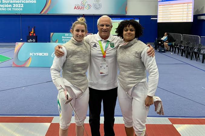 piuesportes's tweet photo. 🤺 Florete Feminino:

O EUA 🇺🇸 lidera a disputa por equipes com folga nessa arma.

Mas as Américas pode ter dois países classificados no top-4, já que o Canadá 🇨🇦 é o quinto no momento.

Caso isso aconteça, o Brasil 🇧🇷 (21º) entra na briga pela vaga ao lado de México 🇲🇽 (19º) e Chile 🇨🇱 (20º).

No individual as chances também seguem bastante vivas.

Desconsiderando as atletas dos EUA, hoje o ranking conta com duas canadenses no top-15 e depois Mariana Pistoia 🇧🇷, na 56ª posição.

A briga está entre a brasileira, a chilena Inostroza 🇨🇱, 59ª, e outra brasileira, Bia Bulcão 🇧🇷, 69ª colocada.