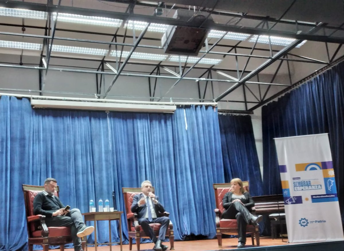 Ayelen_Petracca's tweet photo. Hoy en la Facultad de Derecho de la UBA, estuve acompañando a @RossiAgustinOk, junto a @claudioaferreno y @lauravelascook en el Foro Propuestas para sembrar esperanza. https://t.co/YGcebppxCO
