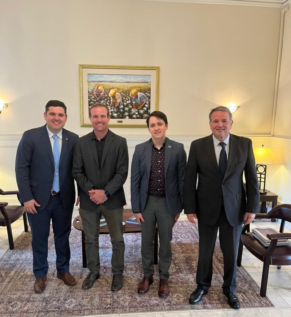 PARAGUAYinUSA's tweet photo. Esta tarde recibimos en la Embajada la visita de Stephen Sothmann y Matt Allan del Consejo de Importadores de Carne de los EE. UU. 

Conversamos sobre las enormes posibilidades que existen para la carne paraguaya en los EE. UU., una vez cumplido el proceso administrativo. https://t.co/pP1QaiQb24