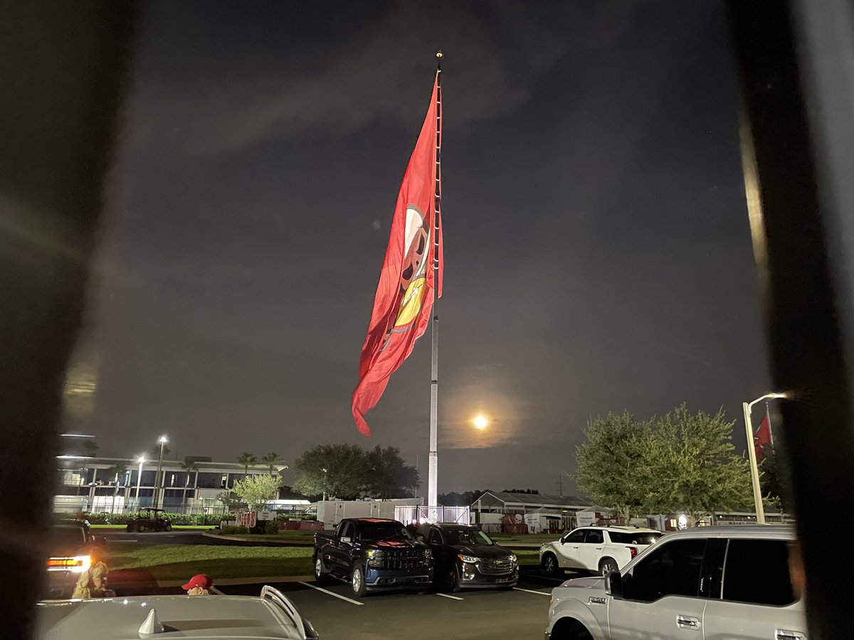 PrangleyWeather's tweet photo. 🌕 Moonstruck tonight as the Full Supermoon rises over Buc Nation!🏈🌝 #FullSupermoon #BucNation https://t.co/QiqxbAqcMD