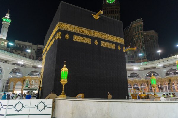 تحظى الكعبة المشرفة بإهتمام بالغ من قيادة المملكة، حيث يتم غسلها بـ:

ماء زمزم

50 تولة من الورد الطائفي

أكثر من 45 لتر من ماء زمزم

العود الكمبودي الفاخر

-