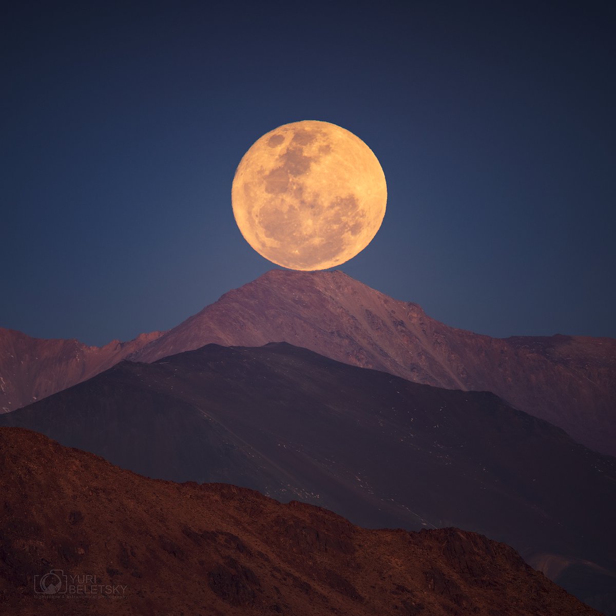 YBeletsky's tweet photo. Amazing #SuperMoon over the #Andes in #Atacama desert in #Chile @LCOAstro What a view tonight ! #astronomy #Moon #alerta https://t.co/42xNyrQErf