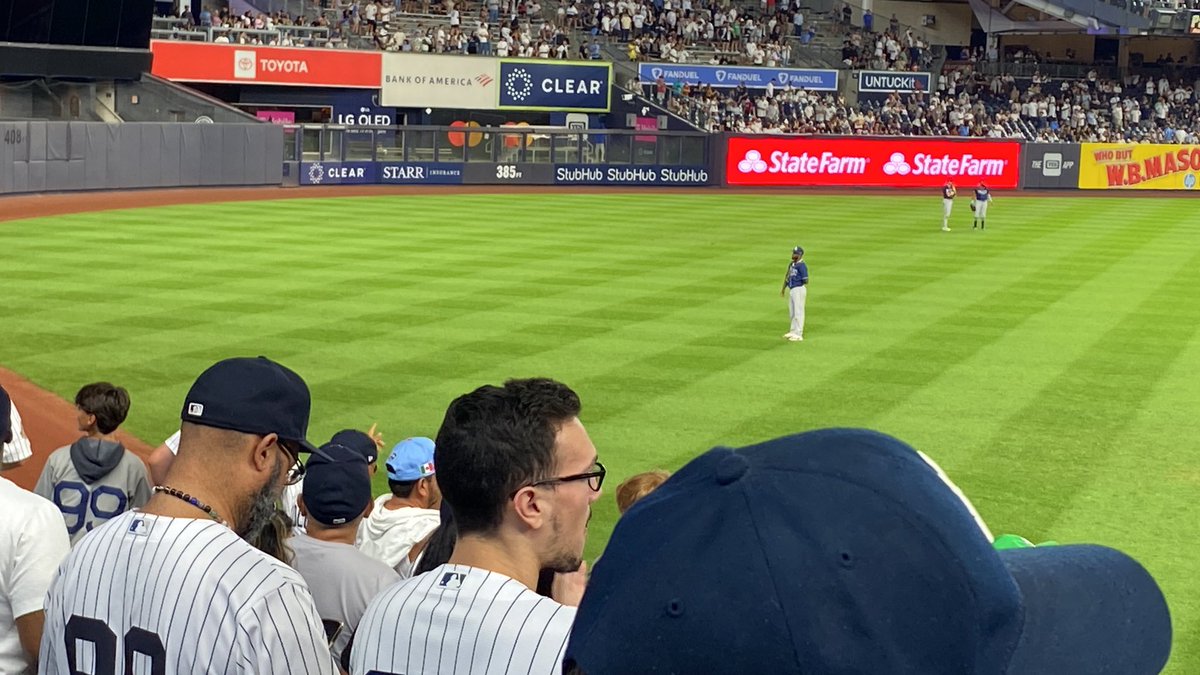 Randy is blowing kisses to the Yankee fans while Fairbanks come on. He’s confident, so I’m confident! #RaysUp