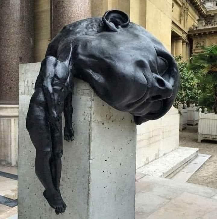 “EL PESO DEL PENSAMIENTO. 

Me impactó esta escultura pero refleja de qué forma llenamos nuestra mente de pensamientos sobre lo que sucedió en el pasado o lo que vendrá en el futuro, impidiendo disfrutar de cada instante del presente y las consecuencias de esto en nuestra vida…
