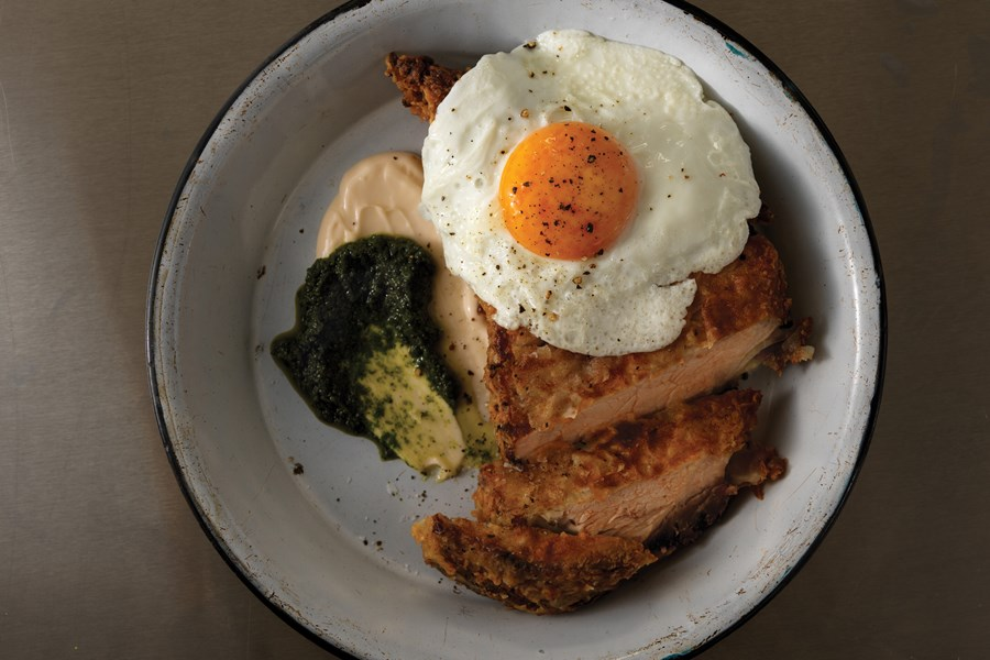 Good golly, Miss Molly! These Country Fried Pork Chops will fill your belly! There's nothing like home-cooking, and even better when you're trying a recipe of pork chops and eggs for breakfast!📷
Try the recipe here eatpork.org/cook/country-f….