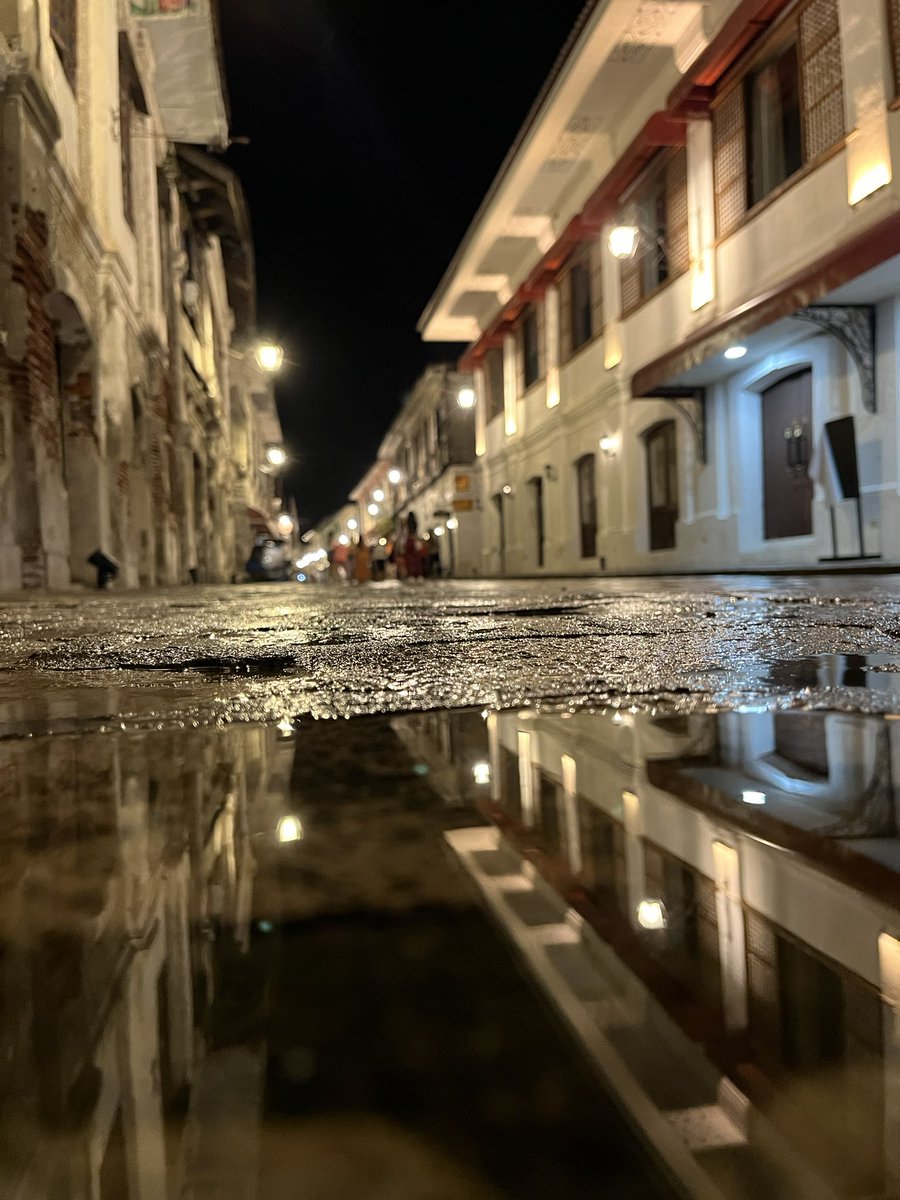 CaramelMCTOOO's tweet photo. Night in Vigan City. Wet version https://t.co/zOF6HAsDGK