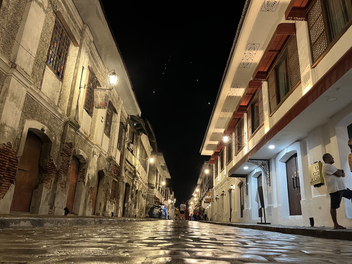 CaramelMCTOOO's tweet photo. Night in Vigan City. Wet version https://t.co/zOF6HAsDGK