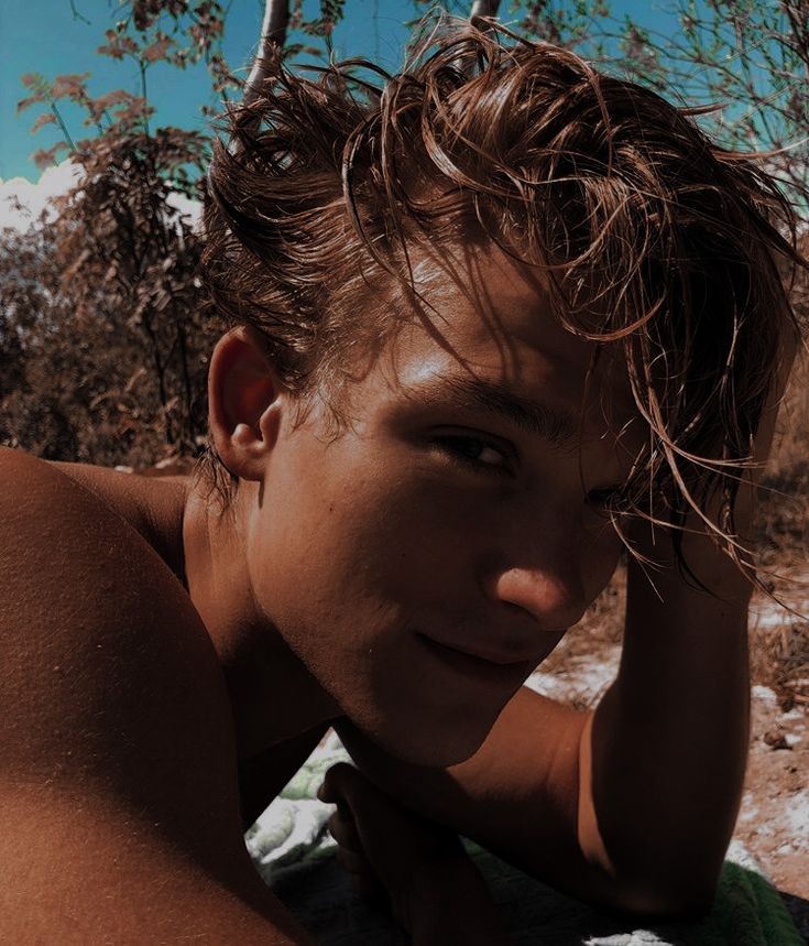 ▪︎ 𝗙𝗜𝗖𝗛𝗔 :
Personagen: Porco Galliard 
Idade: 27 anos 
Profissão: Escritor e Roterista.
Sexualidade: Bissexual 
User: <a href="/explosionpk/">Galliard | 𖤍</a>