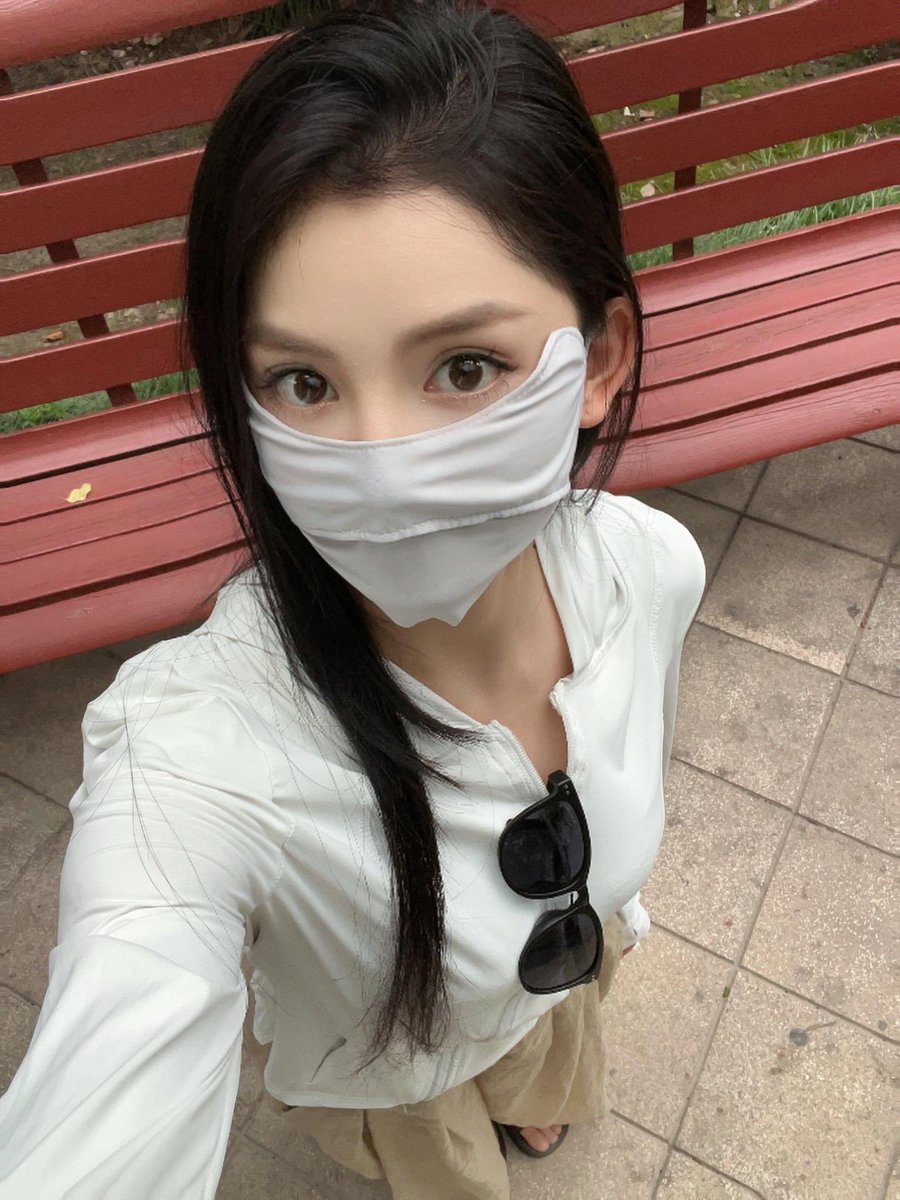 77Cici7's tweet photo. 防晒第一人 https://t.co/XuahAxNxeo