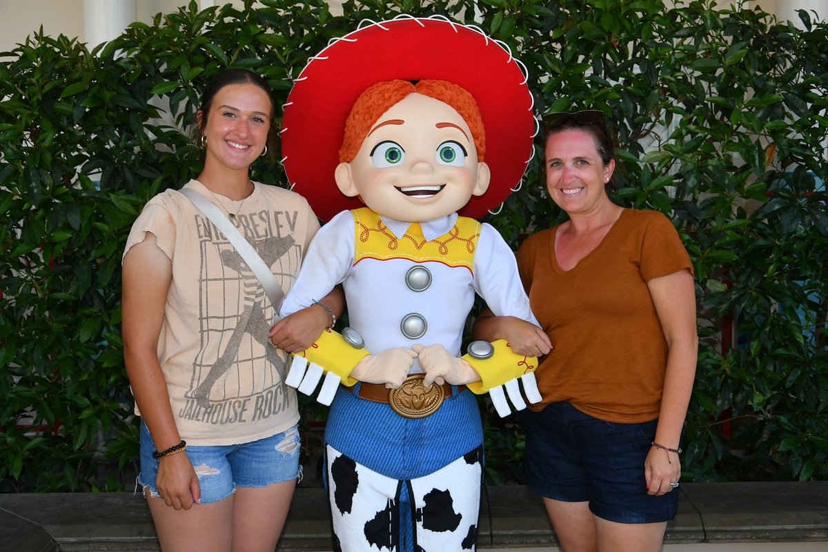 ShyIrvin's tweet photo. California ended earlier than my team and I expected so the family spent some time visiting Disneyland before heading home. ºoº Finally home, enjoying a couple days off and then it’s back to work for next season. #alwaysgrowing #neversatisified https://t.co/9pJ356aJ6p