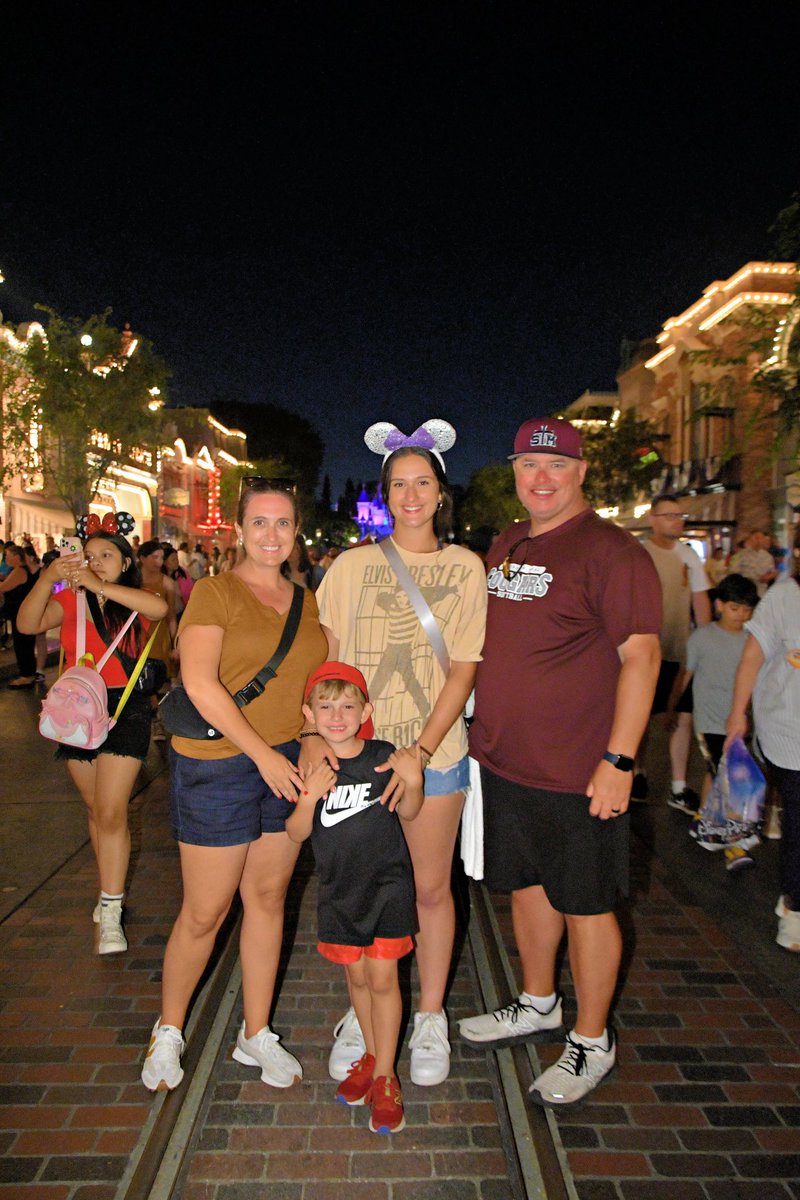 ShyIrvin's tweet photo. California ended earlier than my team and I expected so the family spent some time visiting Disneyland before heading home. ºoº Finally home, enjoying a couple days off and then it’s back to work for next season. #alwaysgrowing #neversatisified https://t.co/9pJ356aJ6p