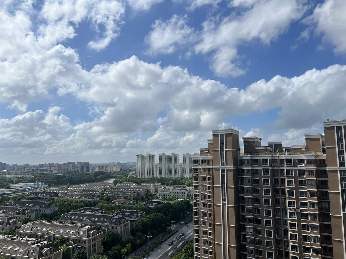 TequilaBian's tweet photo. Life is like a river，you can‘t control where it goes，just let it be.
Smile to urself，everything will be fine. Thanks for the happiness u bring to us，may all the best. 
I like the sky today. https://t.co/XE38KoMk6M