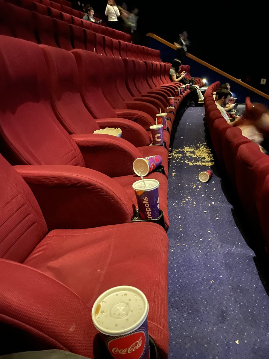 lodeale2's tweet photo. Fui al cine y la verdad es que no puedo creer lo cochina que es la gente! La mayoría se levanta y no lleva su basura para tirar, la dejan así y lo les importa nada 👎🏻 malísimo! No cuesta nada ser educado y considerado #Cine https://t.co/kk9fzG9t1p