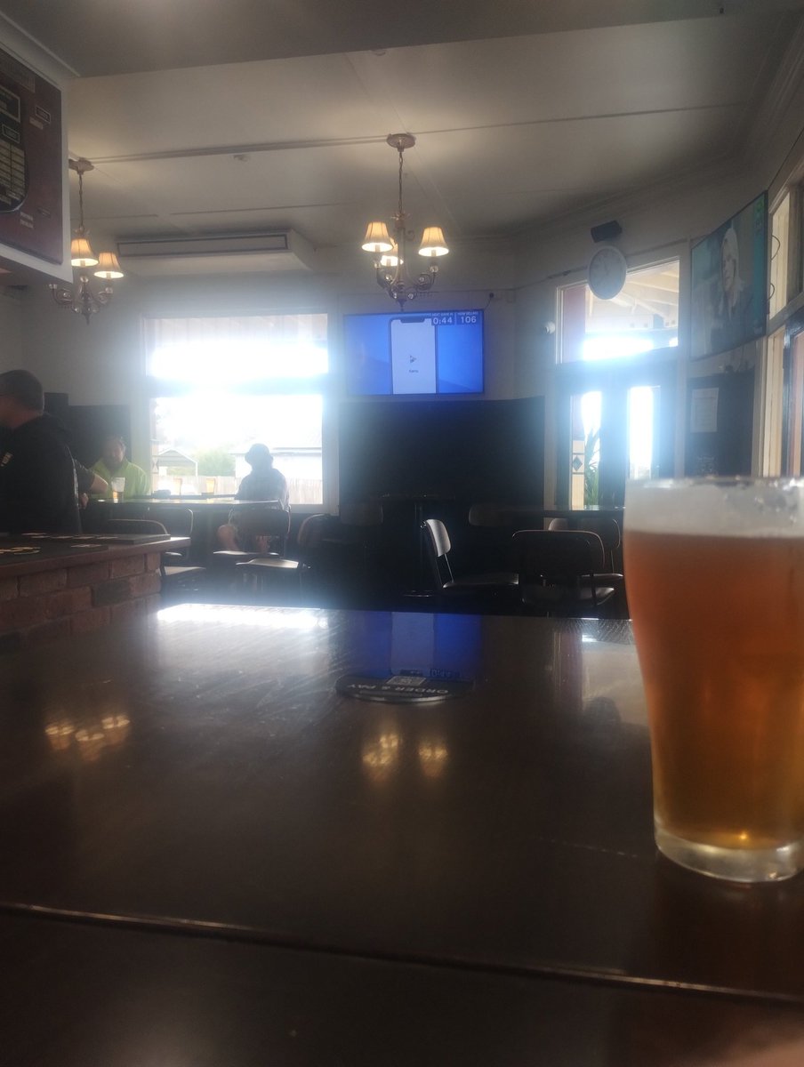 hotwellsdickie's tweet photo. #everypubinNewcastleNSW The Holmesville. Hello! Look at this lovely little thing... But I then walked in and everybody looked round and stopped talking. Hmmmm, local pub for local people. Busy for 11am, lots of #pubmen here already. Schooner of Balter Capt. Sensible https://t.co/X3XuVKui8c