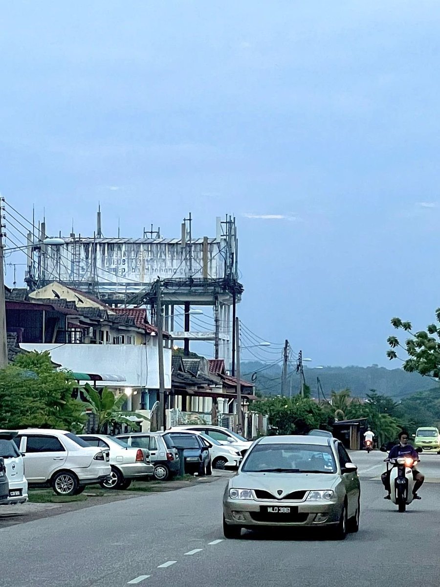 I accidentally discovered that the morning is so beautiful, and the cold wind blowing from the blue sky is really refreshing🙂