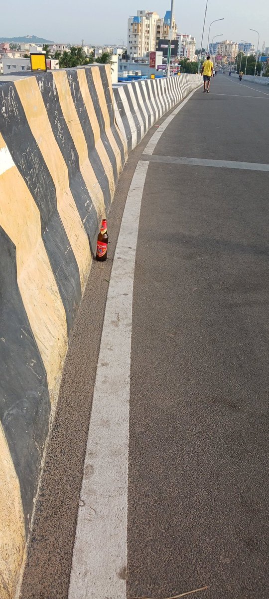 maximusarun's tweet photo. @chennaipolice_ @chennaicorp Today morning in velachery flyover.please take an appropriate action. https://t.co/uHw1mIYDXr