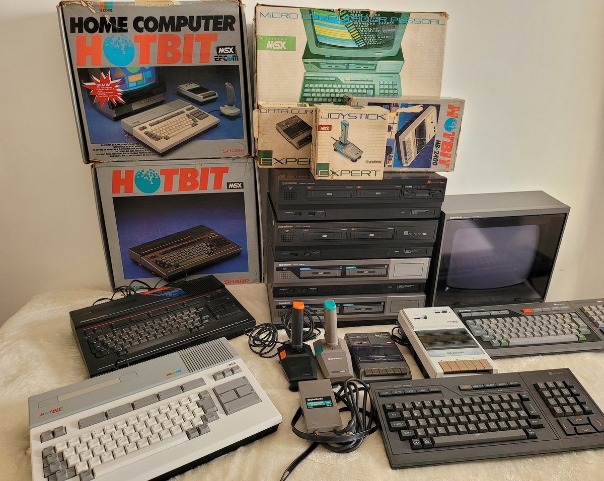 Carlos_Funo's tweet photo. @augustocc Hoje completei a coleção dos MSX nacionais 🙋#msx #gradiente #epcom #sharp #retrocomputing #RETROGAMING #Retro #retrogames https://t.co/Djra6bXk8c