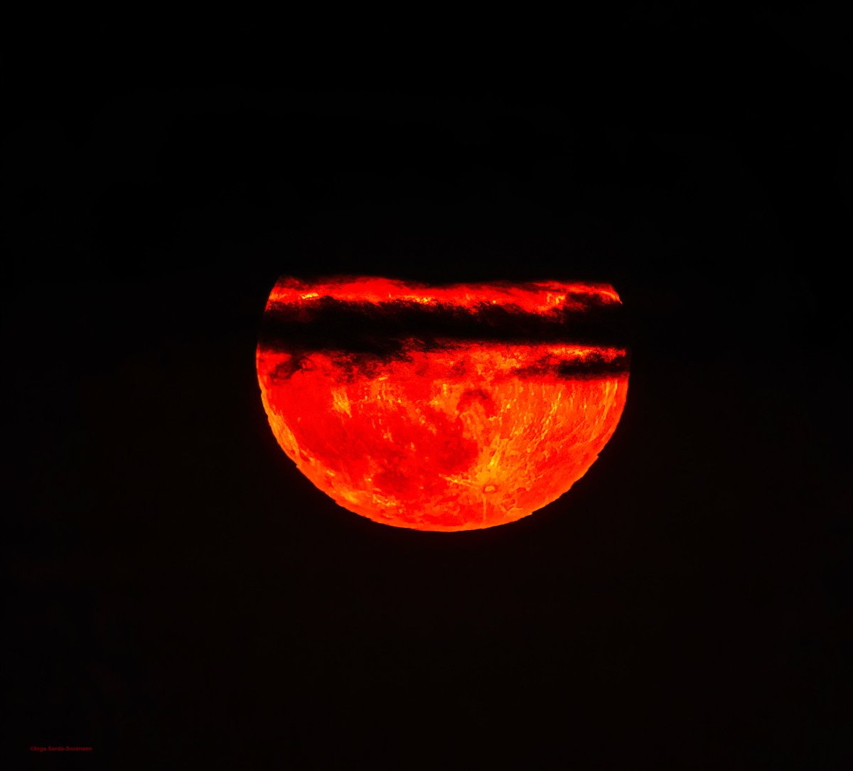isardasorensen's tweet photo. Fiery starburst #sunset and lovely #supermoon tonight in #NYC. #NewYork #NewYorkCity #fullmoon https://t.co/1MLkgAnvOj