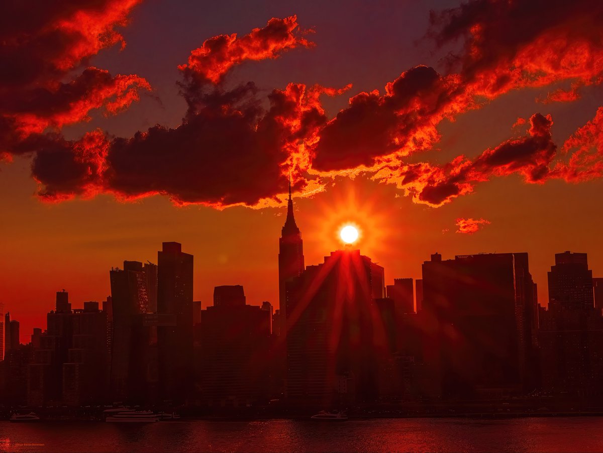 isardasorensen's tweet photo. Fiery starburst #sunset and lovely #supermoon tonight in #NYC. #NewYork #NewYorkCity #fullmoon https://t.co/1MLkgAnvOj