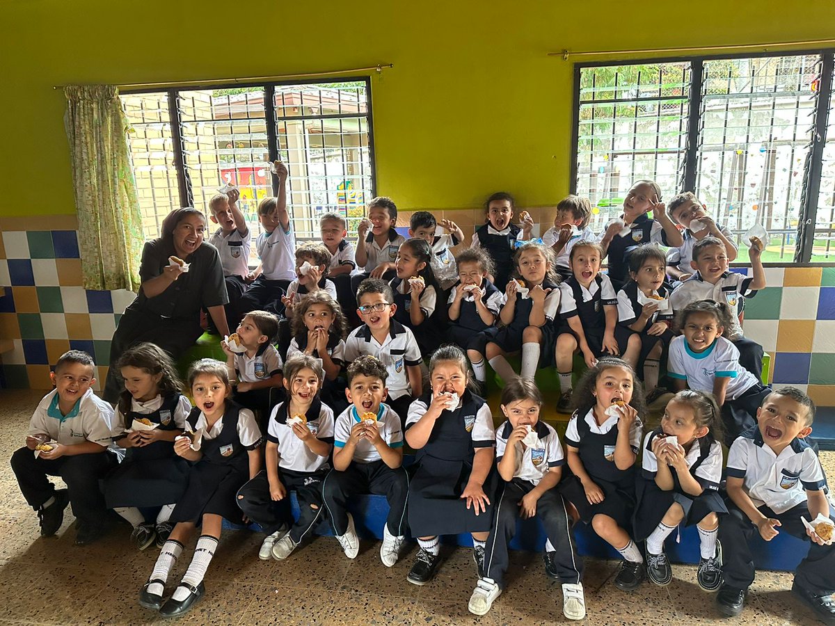 Para entender mejor la parábola de la Levadura, hoy, visitó a los pequeños de jardín, el panadero Albeiro,  quien les enseñó a hacer un delicioso pan.