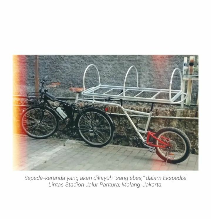 Seorang bapak akan mengayuh sepeda dari malang menuju jakarta seorang diri. Dimana setiap kota yang dilewati akan mampir ke stadion yang ada. Beliau akan memulai perjalanan panjang itu hari ini, dari kota batu. kawal bersama rek! 

Mohon izin, untuk kota-kota yang akan dilewati🙏🏼