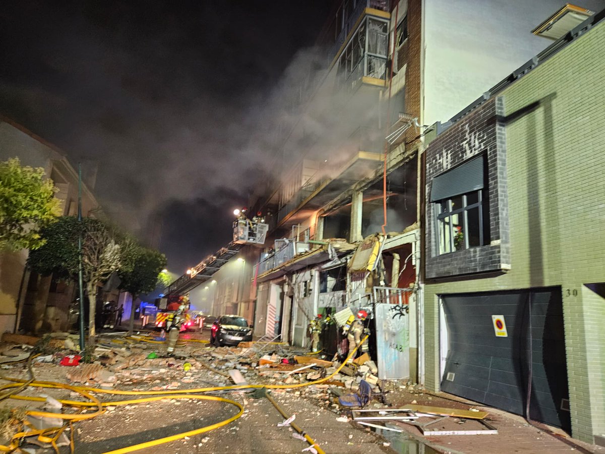 apcvalladolid's tweet photo. Confirmado el fallecimiento de una persona en la explosión de Goya 32 (#Valladolid). https://t.co/yLQZmWWjFO