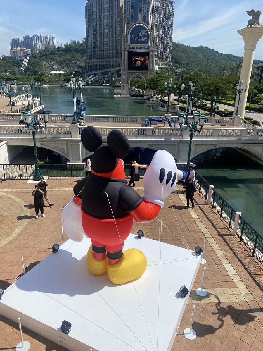 Philipcolbert's tweet photo. Lobster Mickey Macau takeover @disney 🦞🐭🌈 @thelobstars https://t.co/IrVYBxoo8j