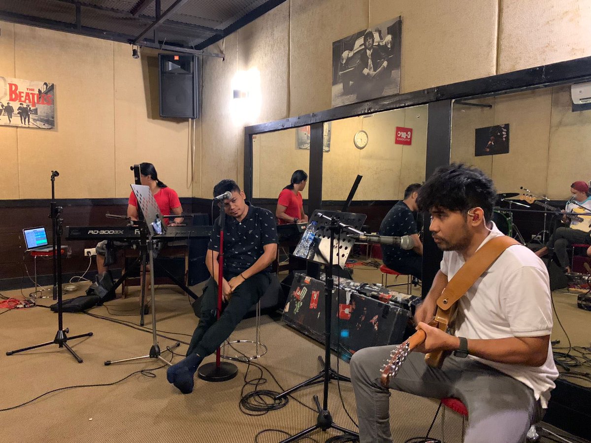 Asikasik lagi pd ngapain nih? Tebak siapa aja yg ada di foto ini!