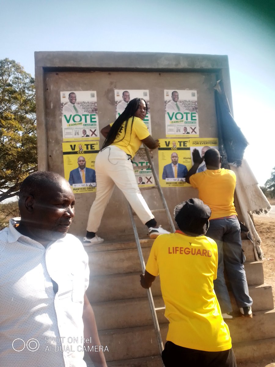 CCCChirumanzuZ's tweet photo. As we continue seeking for votes yesterday we were in ward17 with a door to door campaign  
Thank you ward 17 citizens for a warm welcome and for the assurance that u will vote for change #ngaapindehakemukomana @nelsonchamisa https://t.co/Mx32X94vmV