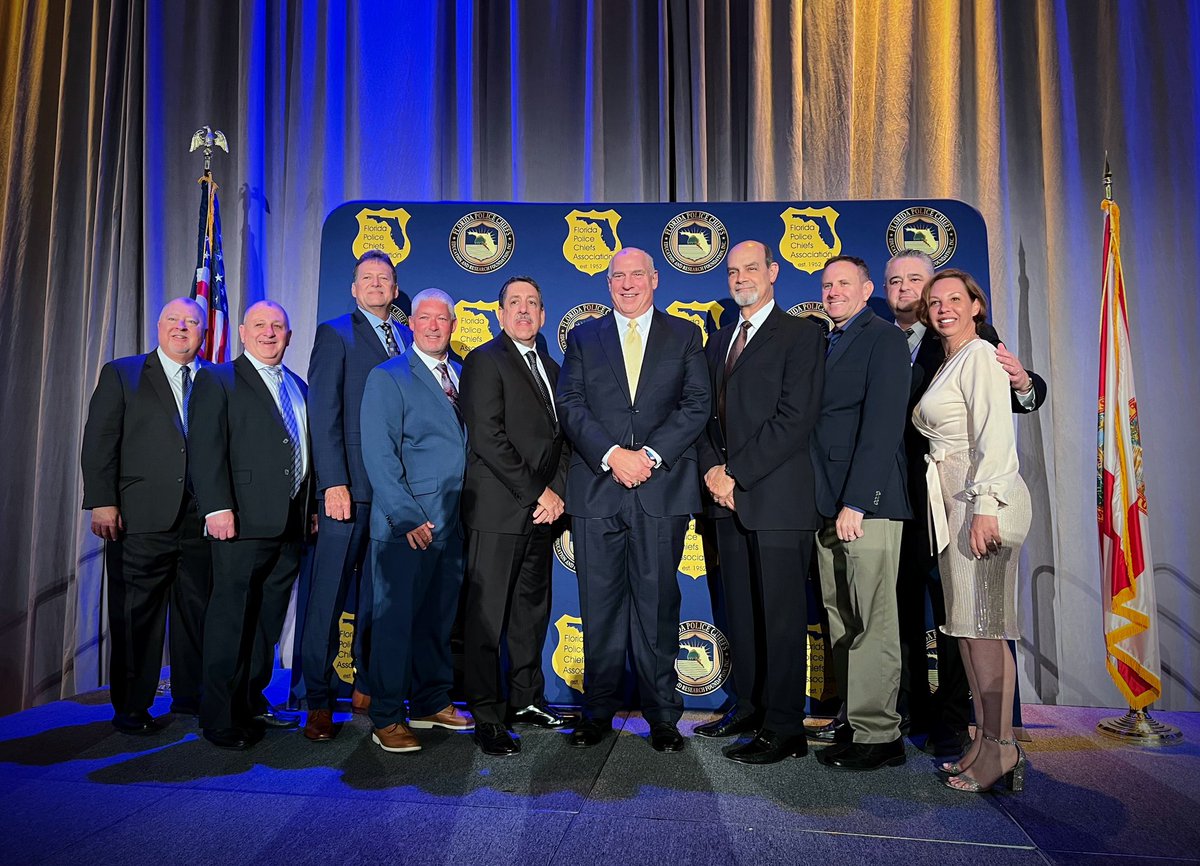 DDelaespriella's tweet photo. What an honor for me to be able to attend the @FloridaChiefs annual award banquet where our very own @MiamiDadeChiefs @CoralGablesPD Chief  @ehudakjr was awarded the William Berger Outstanding Chief Executive Officer of the Year award!  Congrats Chief Hudak! https://t.co/h5Ol3z9qtX