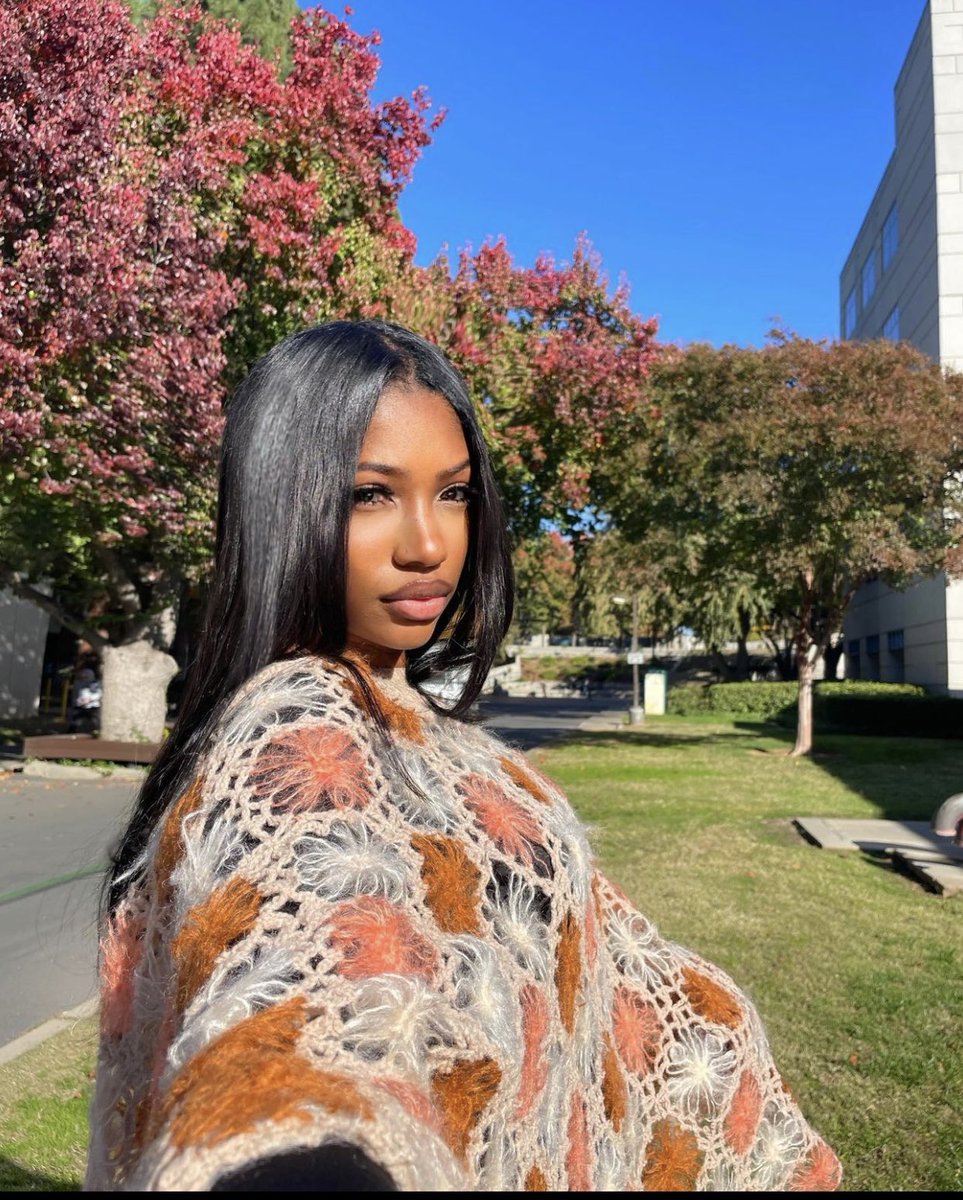 toxicdrake's tweet photo. the bombshell imani is TAKING IT! #LoveIslandUSA https://t.co/tv9X75fPHm