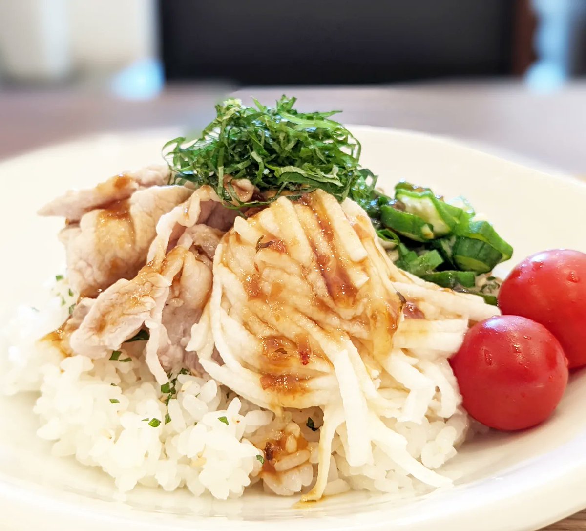 a_moonrainbow's tweet photo. 【8/2.日替わりランチ】
🟡豚肉とネバネバ野菜の梅だれ丼
🟡めった汁
ごはんには、
大葉とゴマ入り。
梅だれは、
梅とレモン果汁で
甘酸っぱく(〃∇〃)
#喫茶ミモザ
#日替わりランチ
#ランチ
#めった汁
#からだにやさしいランチ
#野菜たっぷりランチ
#金沢ランチ巡り
#石川ランチ
#金沢ランチ巡り https://t.co/rA5xc177wi