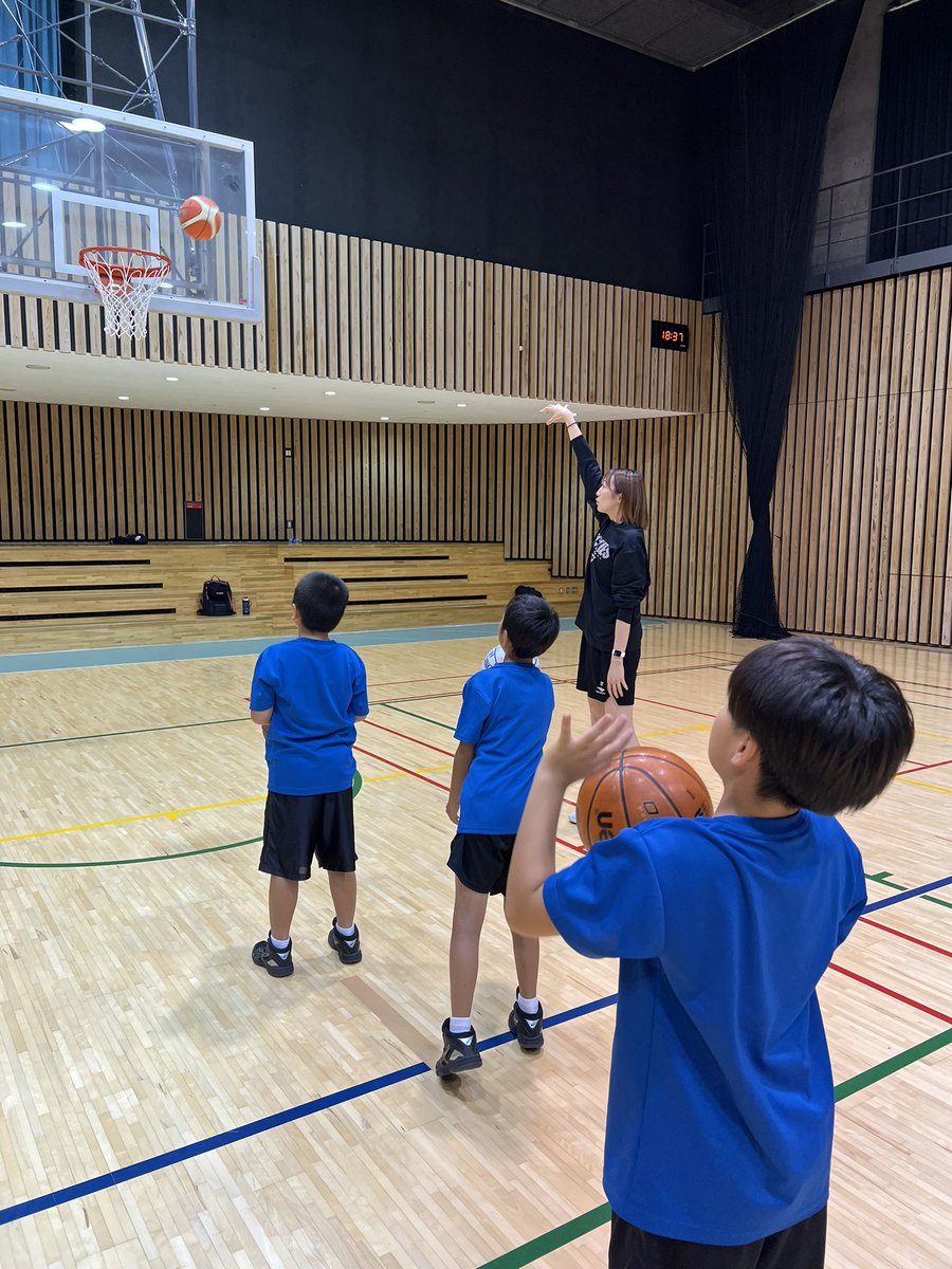 Vickies_Academy's tweet photo. 火曜クラス⛹️‍♀️

8月より、火曜はアンコーチとセナコーチがタッグを組んで担当します😼
@haaaaru05 @tashiro_kirika 

バスケットのことは何でも2人に聞いて、知識を盗もう🙌

#東京羽田ヴィッキーズ 
#ヴィッキーズアカデミー 
#バスケ教室
#大田区総合体育館

🌱生徒募集中
▶️https://t.co/P7czaOxSpm https://t.co/q39XBEmMKU
