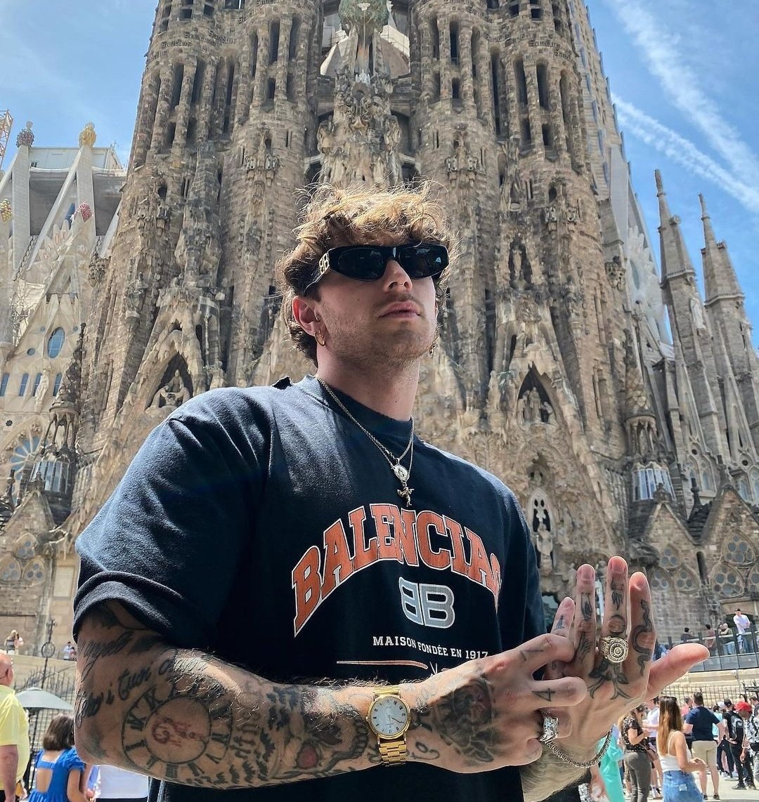 ▪︎ 𝗙𝗜𝗖𝗛𝗔 :
Personagen: Mike Zacharias 
Idade: 30 
Profissão: professor de história 
Sexualidade: Bissexual 
User: @M1KEZACH