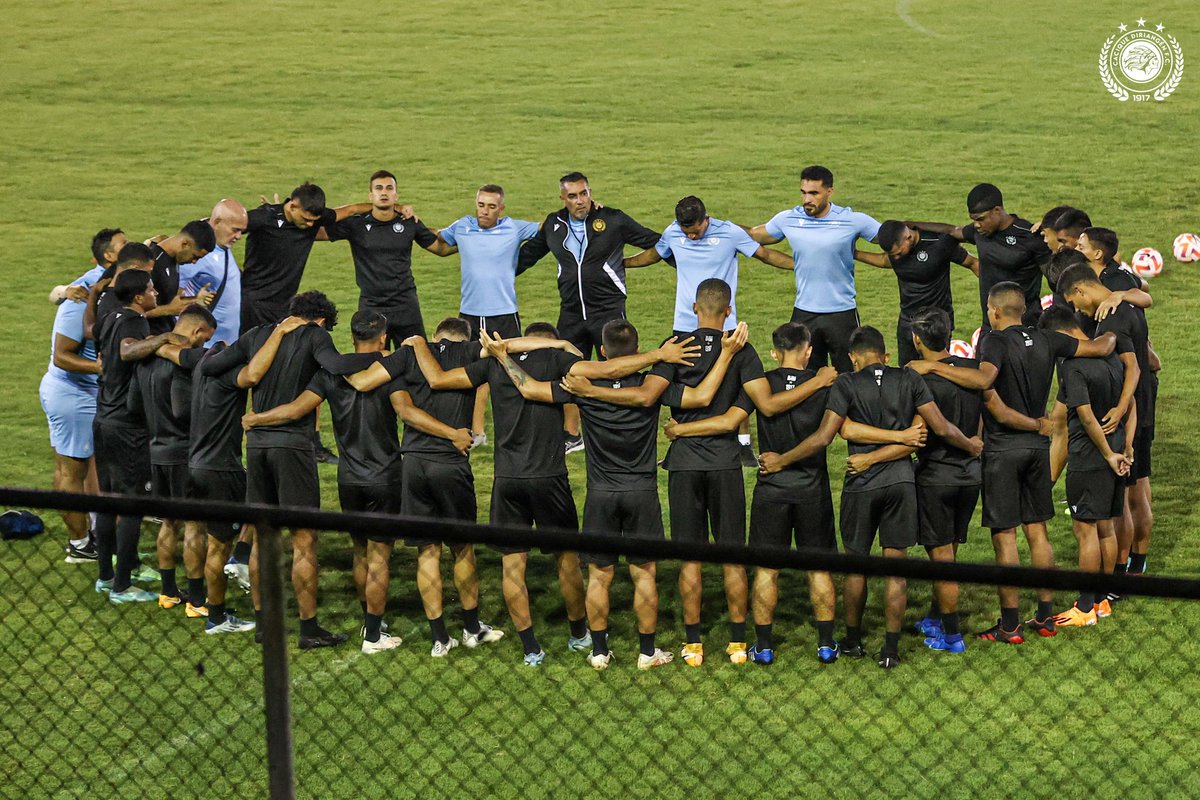 Diriangen_FC's tweet photo. ¡Unidos 𝙏𝙊𝘿𝙊𝙎 hasta el final y con los objetivos claros! 👊🤍🖤

#UnSoloImperio #VamosCaciques https://t.co/VGn8iSlfTw