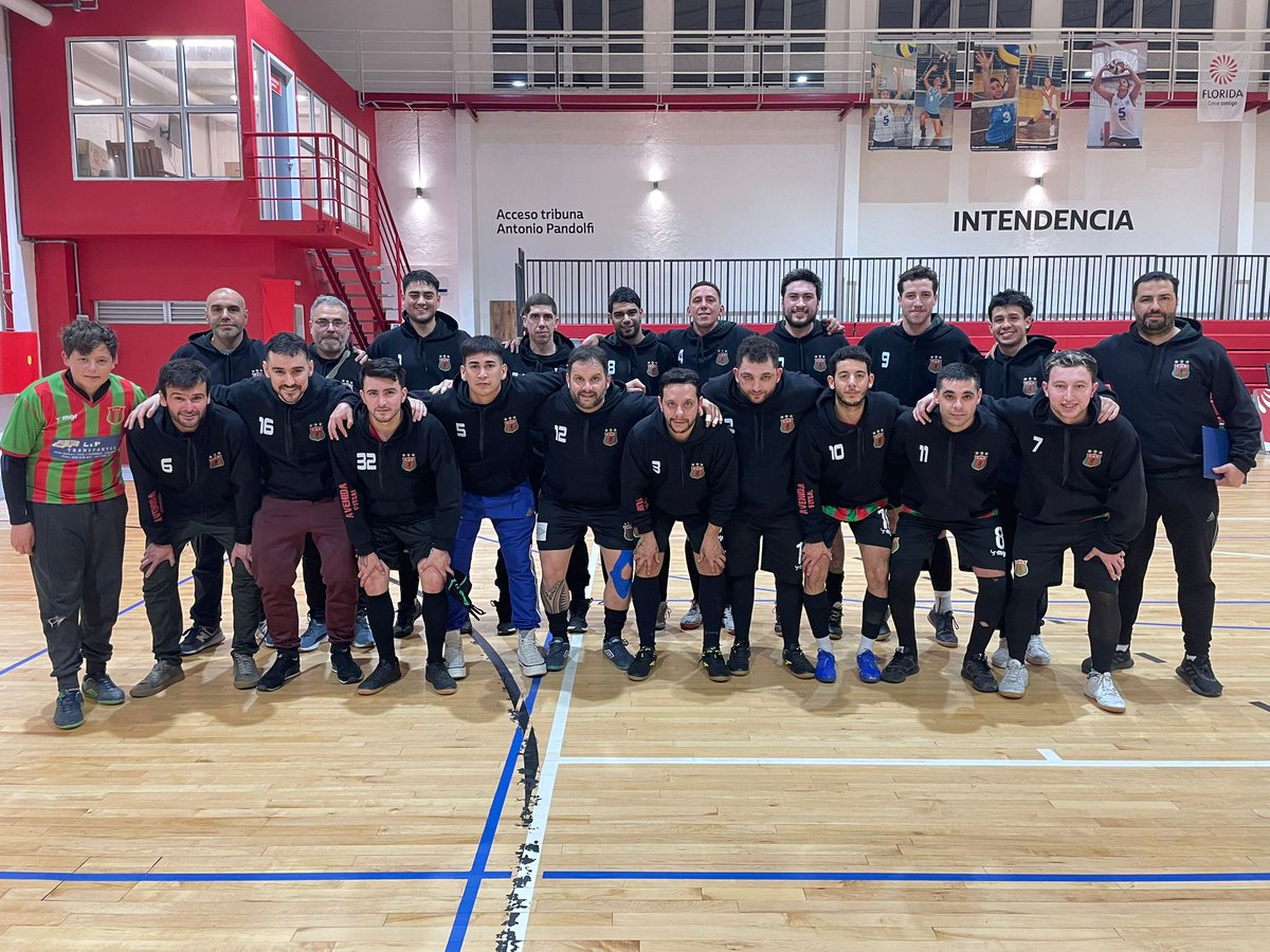 club_avenida's tweet photo. #Futsal 🟢🔴 #Avenida Victoria 6 a 3 en la noche de hoy martes 🆚 Candil Futsal. #Clasificatorio #6taFecha 💪 https://t.co/0vIrw1qplB
