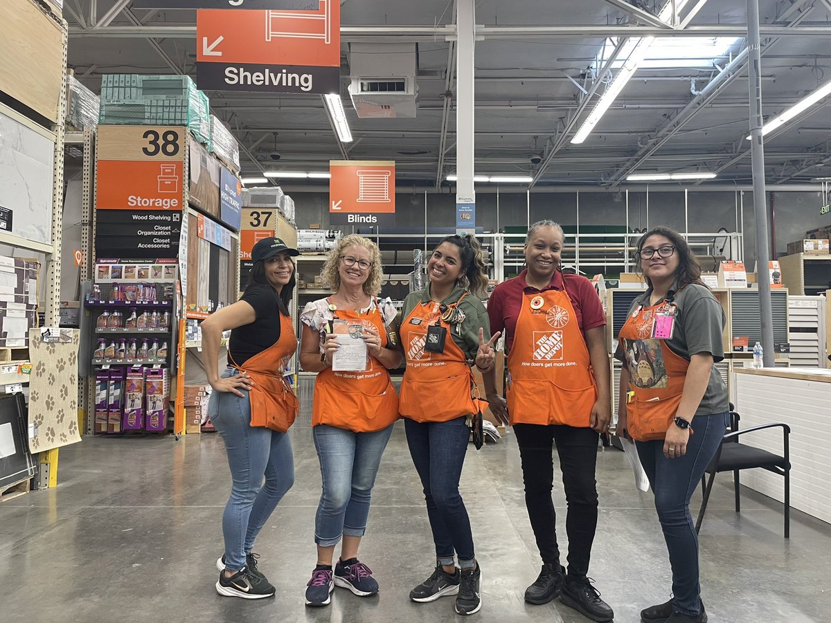 MightyMoVal's tweet photo. A HUGE๐shoutout goes out Suzanne of D70 for always being team player and helping๐ค๐ฝher fellow peers deliver the Orange Promise to our customers in the aisles!!! ๐๐ฝ #OrangePromise #GETinvolved #LevelUp #Allin #MightyMoVal2 #1087 #D312 #PacSouth https://t.co/yyGFvlNFgx